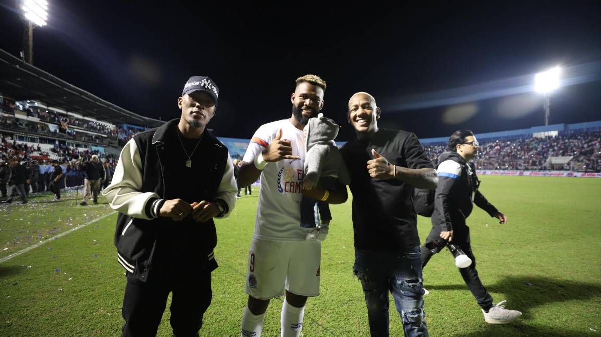 FOTOS: El que se robó el show en el festejo de Olimpia, el beso de Beckeles, legionarios presentes e invasión de cancha