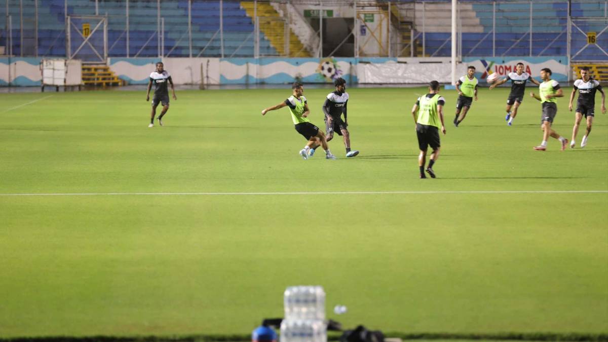 Nuevas caras y bajo una fuerte lluvia: Así fue el entrenamiento de la Selección de Honduras en el estadio Nacional