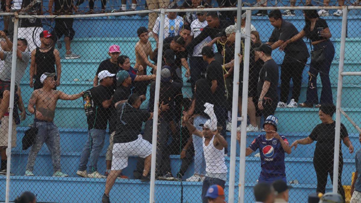 ¿Qué sucedió? Barristas del Motagua se pelean entre ellos en pleno clásico contra Olimpia en el Nacional