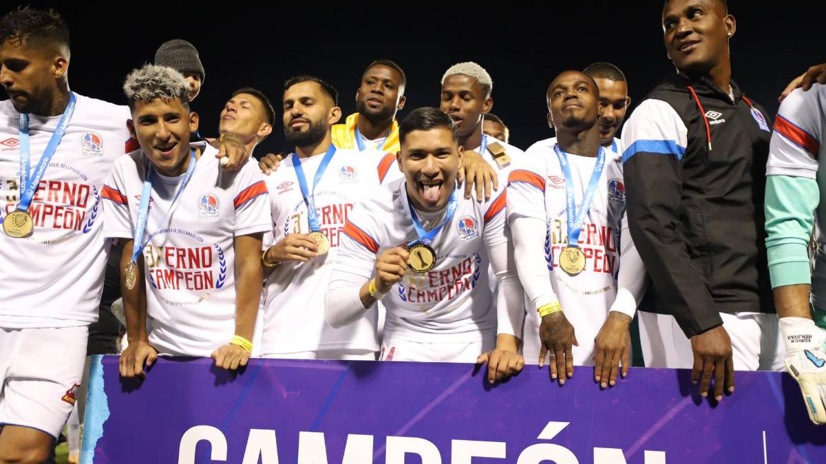 FOTOS: El que se robó el show en el festejo de Olimpia, el beso de Beckeles, legionarios presentes e invasión de cancha