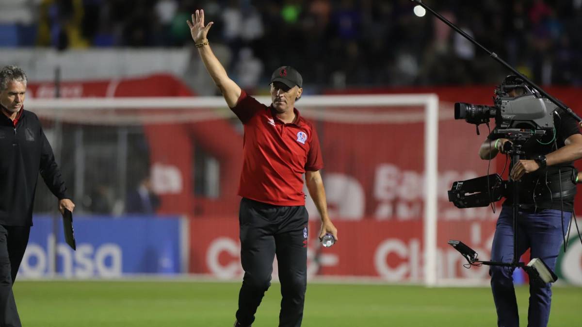 El adiós de Pedro Troglio con Olimpia: homenajeado, lo vivió con intensidad y quedó al borde de las lágrimas