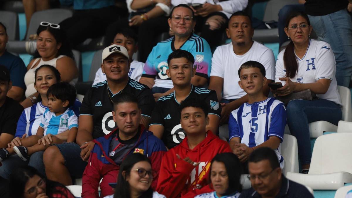 Derroche de belleza, ambientazo y el gesto de los jugadores de Honduras previo a medirse a Cuba en el Estadio Nacional