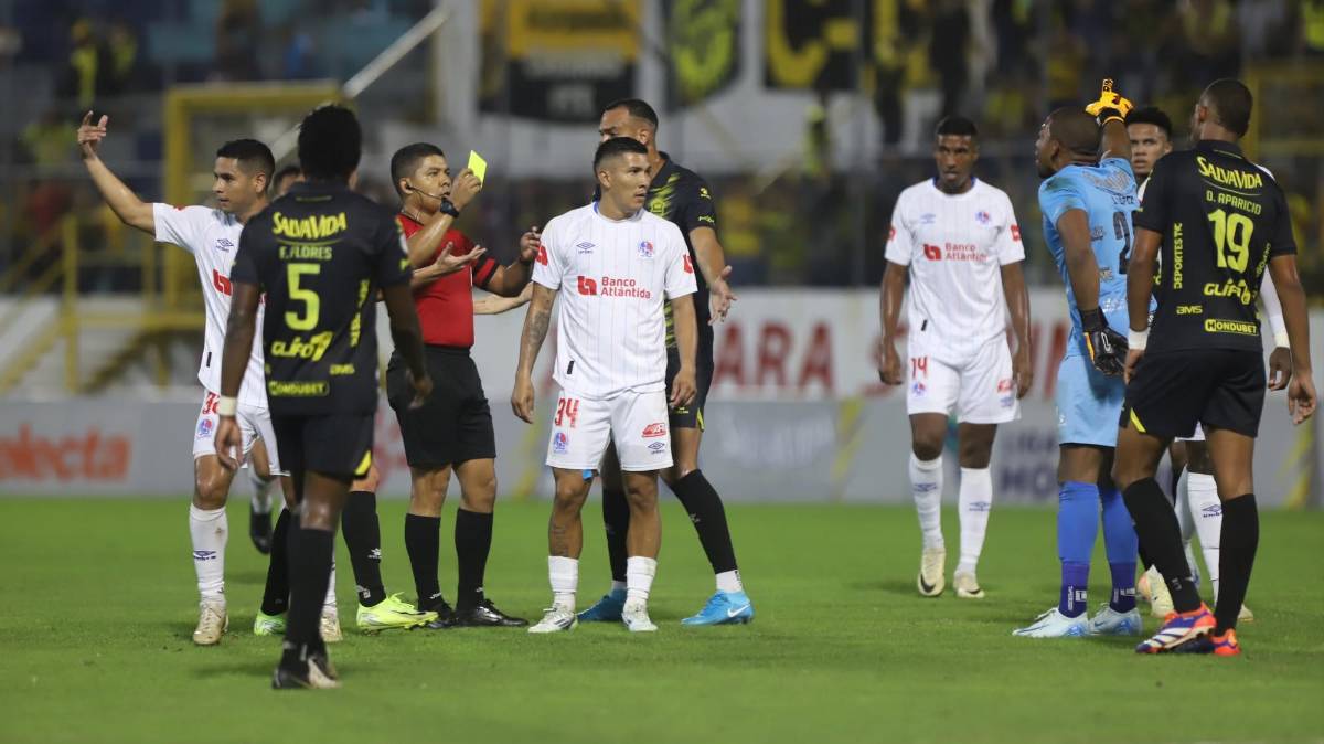 ¡Bronca en el clásico! Buba López estuvo incontrolable y el juego Real España vs Olimpia tuvo su nota negativa