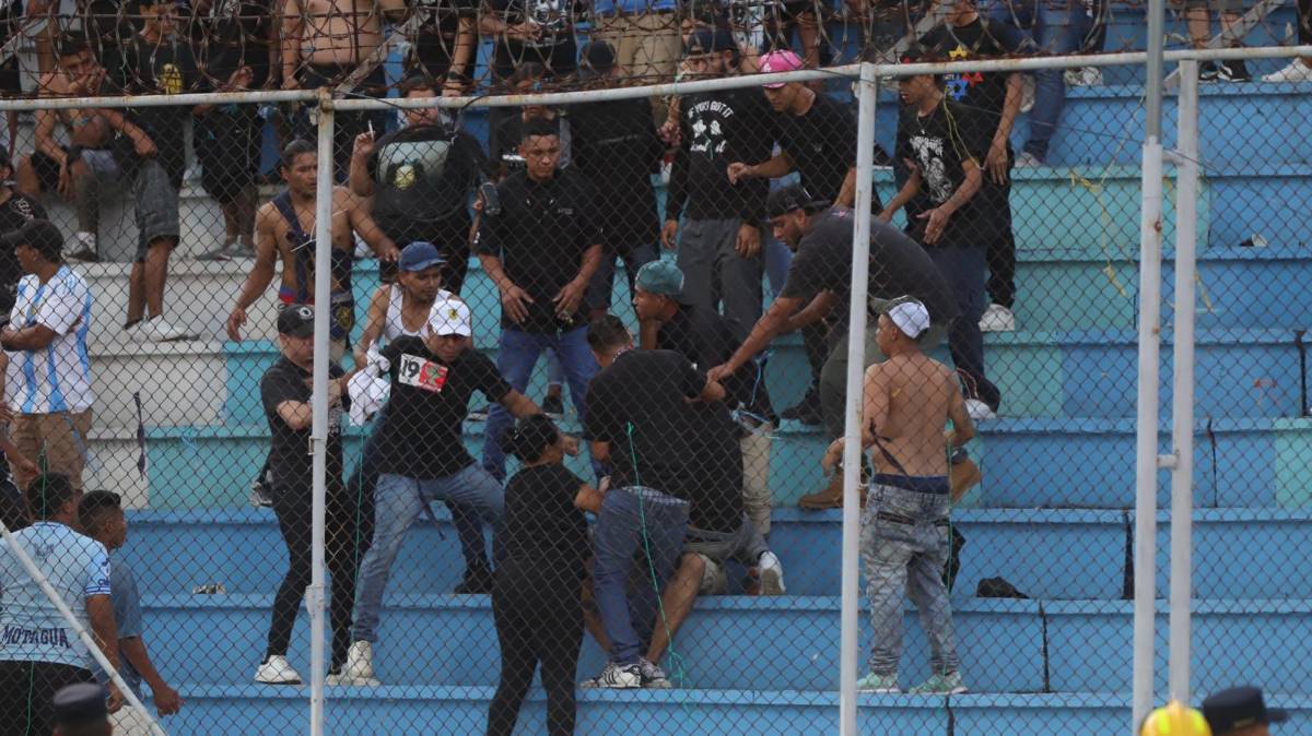 ¿Qué sucedió? Barristas del Motagua se pelean entre ellos en pleno clásico contra Olimpia en el Nacional