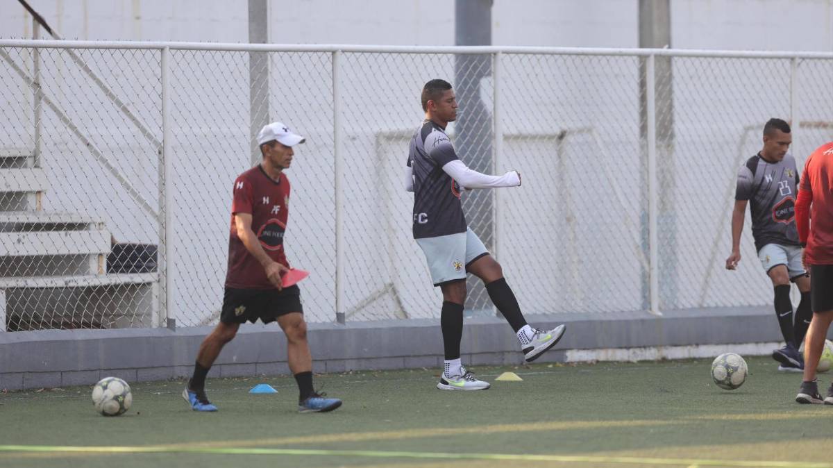 FOTOS: Carlo Costly se rehusa al retiro y así vive sus días como futbolista de Lone FC a sus 41 años de edad