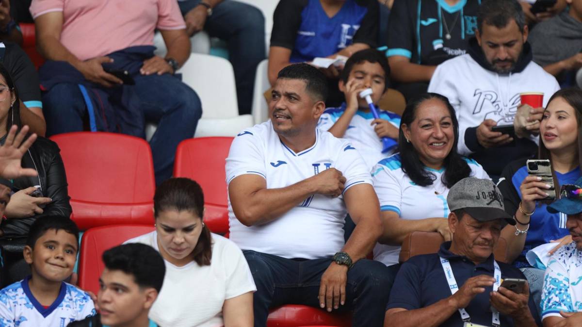 Derroche de belleza, ambientazo y el gesto de los jugadores de Honduras previo a medirse a Cuba en el Estadio Nacional