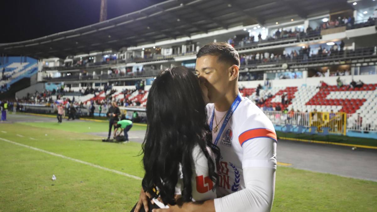 FOTOS: El que se robó el show en el festejo de Olimpia, el beso de Beckeles, legionarios presentes e invasión de cancha