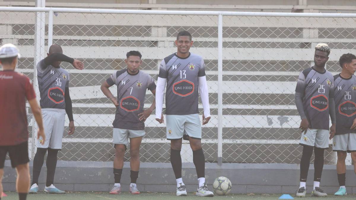 FOTOS: Carlo Costly se rehusa al retiro y así vive sus días como futbolista de Lone FC a sus 41 años de edad