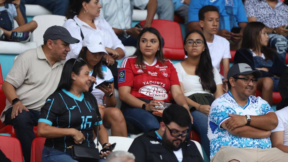 Derroche de belleza, ambientazo y el gesto de los jugadores de Honduras previo a medirse a Cuba en el Estadio Nacional