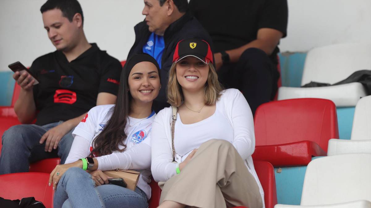 Derroche de belleza en la final: aficionadas, edecanes y presentadores disfrutan del Olimpia vs Motagua