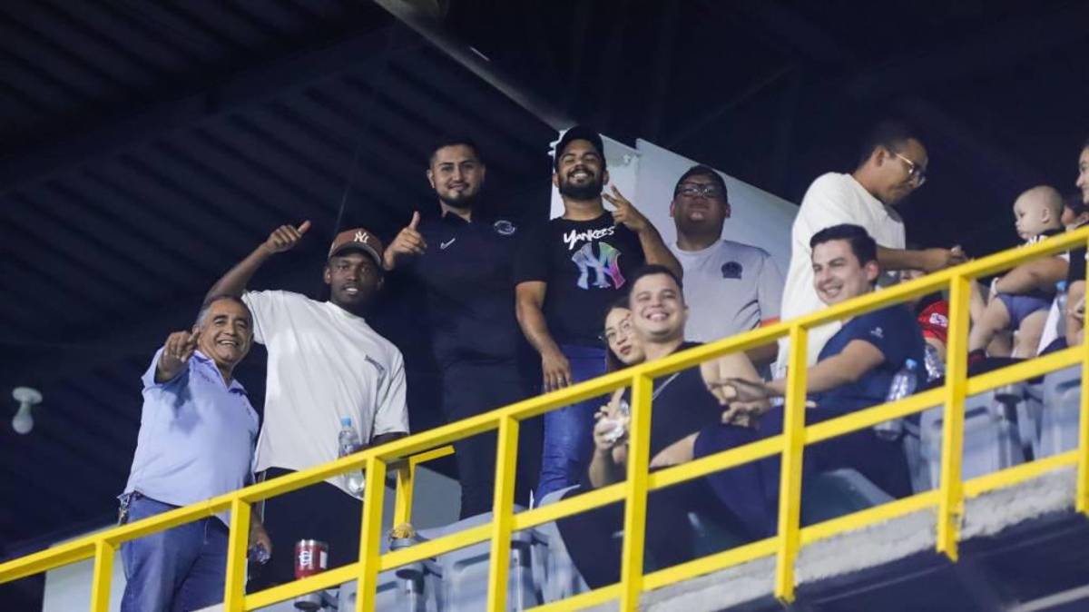 Beso de Troglio a la figura, “Chelito” se roba el show y ¿quién es la vendedora que cautivó en juego del Olimpia?