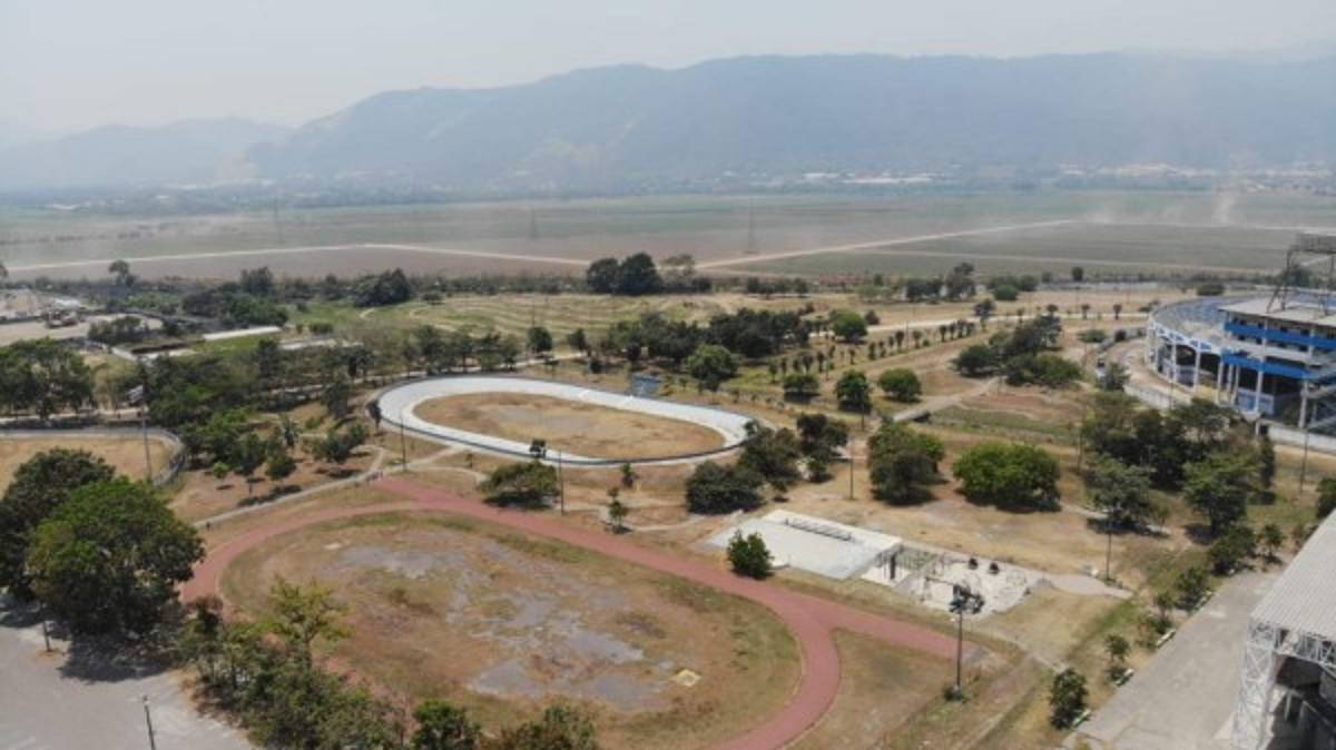 Así se ve el estadio Olímpico con los contenedores fríos para albergar cadáveres por coronavirus