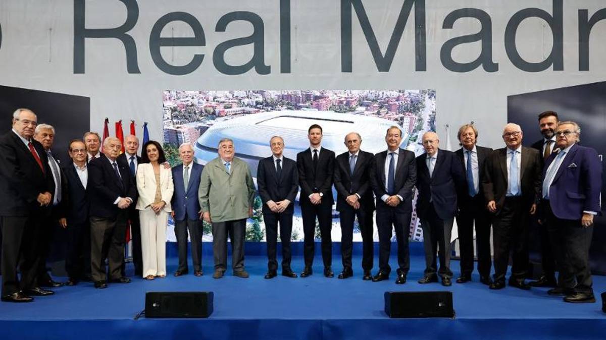 Así fue presentado Xabi Alonso como nuevo técnico del Real Madrid: acompañado por su esposa y el contrato que firmó