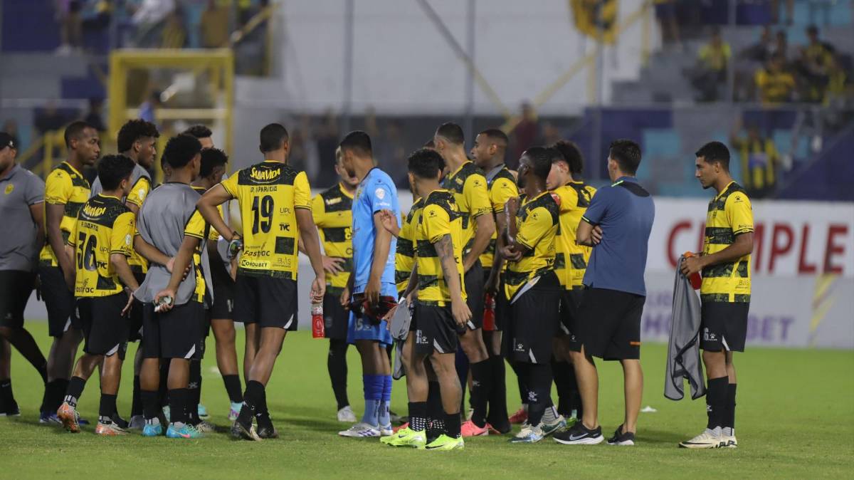 Frustración total en el plantel aurinegro y charla privada; locura de los olanchanos: lo que no se vio del Real España vs Juticalpa
