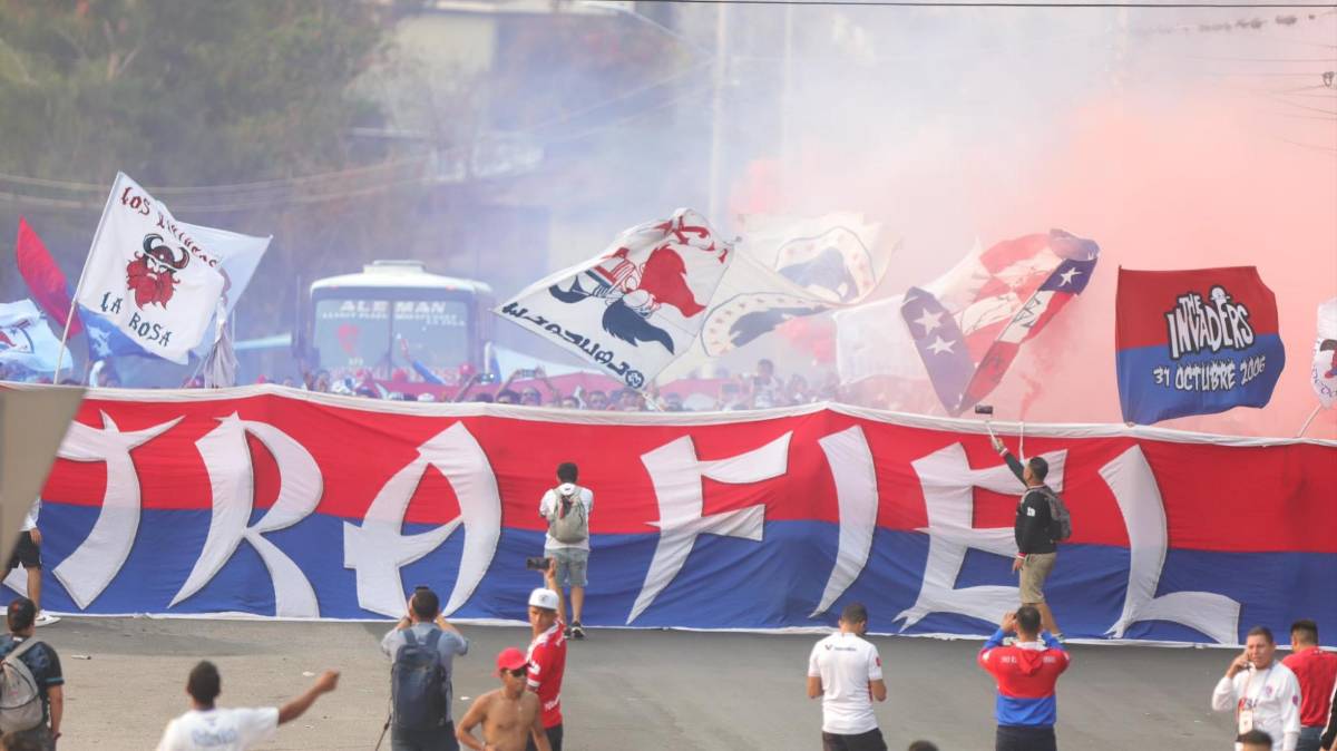 Hasta el Chelito se unió: La épica entrada del Olimpia al Nacional y la fiesta que montó la Ultra Fiel en el Chelato Uclés