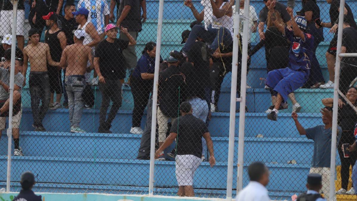 ¿Qué sucedió? Barristas del Motagua se pelean entre ellos en pleno clásico contra Olimpia en el Nacional