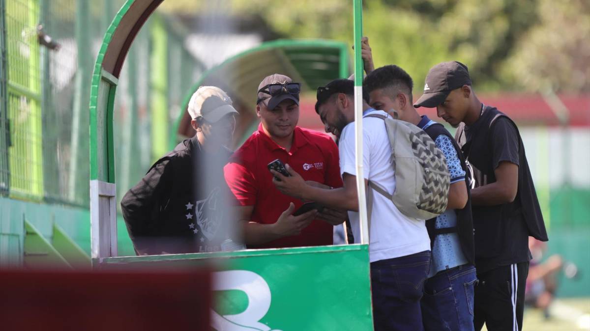 El ambiente en el Yankel: Jugadores y aficionados pegados al celular por el Manchester City-Real Madrid