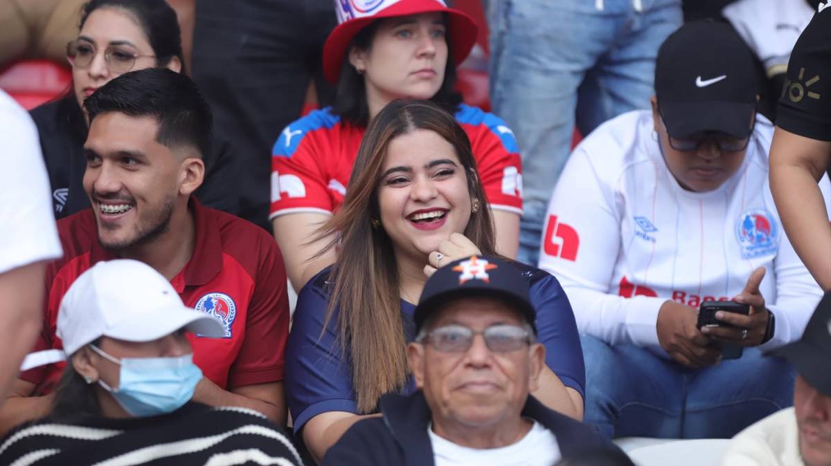 Derroche de belleza en la final: aficionadas, edecanes y presentadores disfrutan del Olimpia vs Motagua