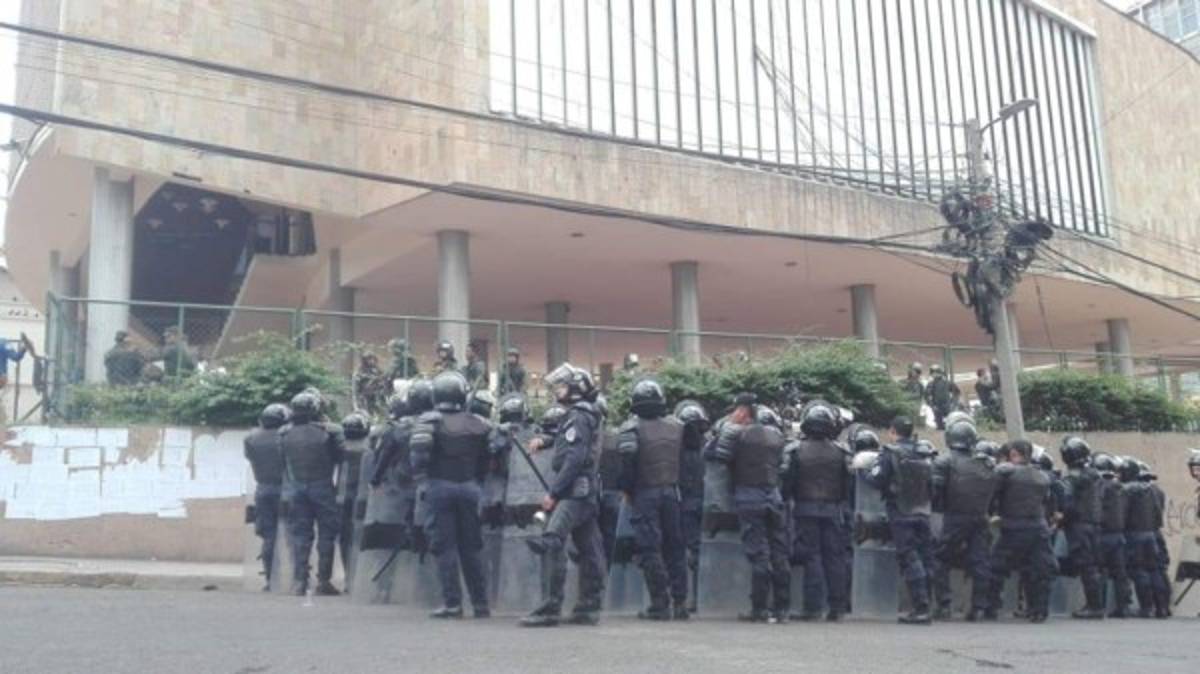 ¡Fuego y calles tomadas! Continúan las protestas en Tegucigalpa y otras ciudades del país