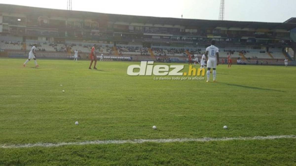 NO VISTE EN TV: Lluvia de huevos, pancartas en el Nacional y chicas lindas