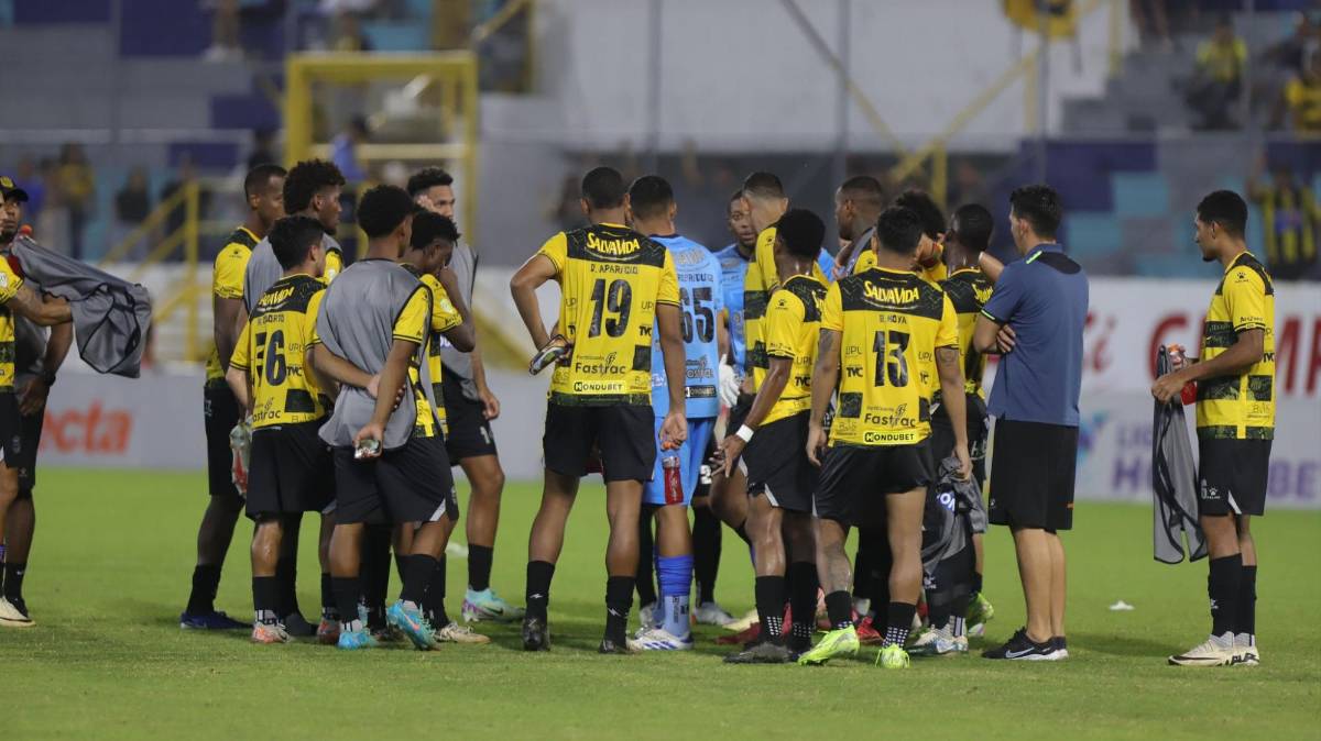 Frustración total en el plantel aurinegro y charla privada; locura de los olanchanos: lo que no se vio del Real España vs Juticalpa