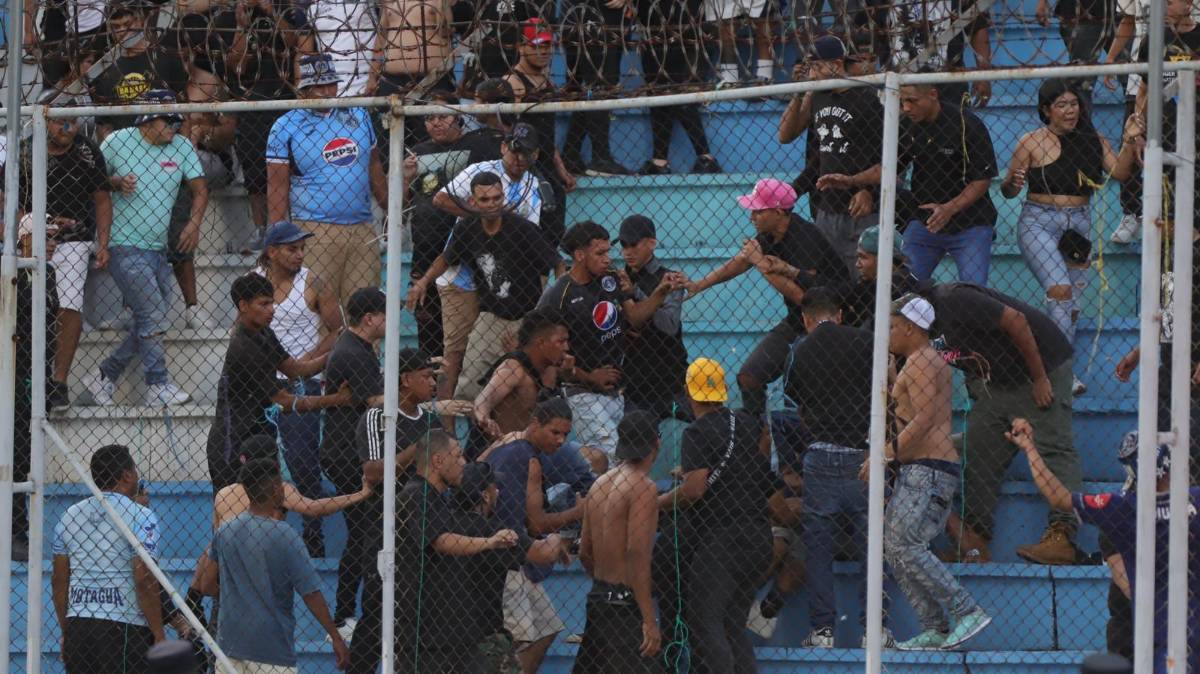 ¿Qué sucedió? Barristas del Motagua se pelean entre ellos en pleno clásico contra Olimpia en el Nacional
