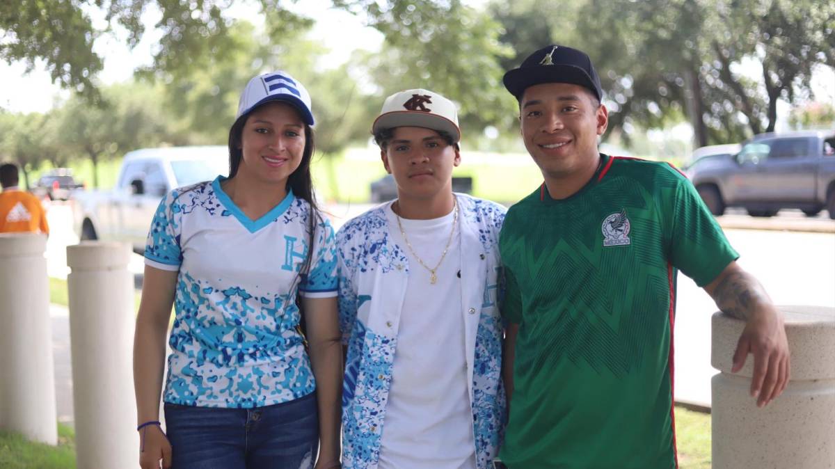 Bellas chicas y entusiasmo: aficionados de Honduras ponen a vibrar el NRG Stadium por la Copa Oro 2023