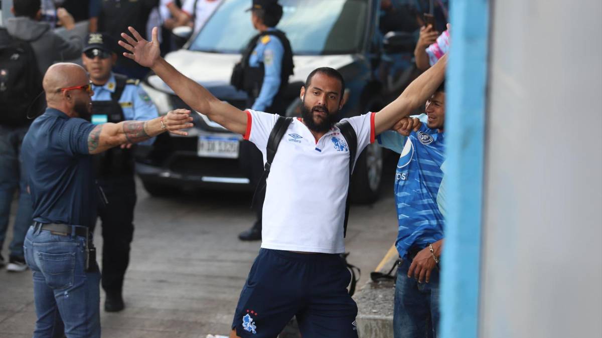 Los disturbios y la hostil llegada del Olimpia al estadio Chelato Uclés para la final de la Liga Nacional ante Motagua