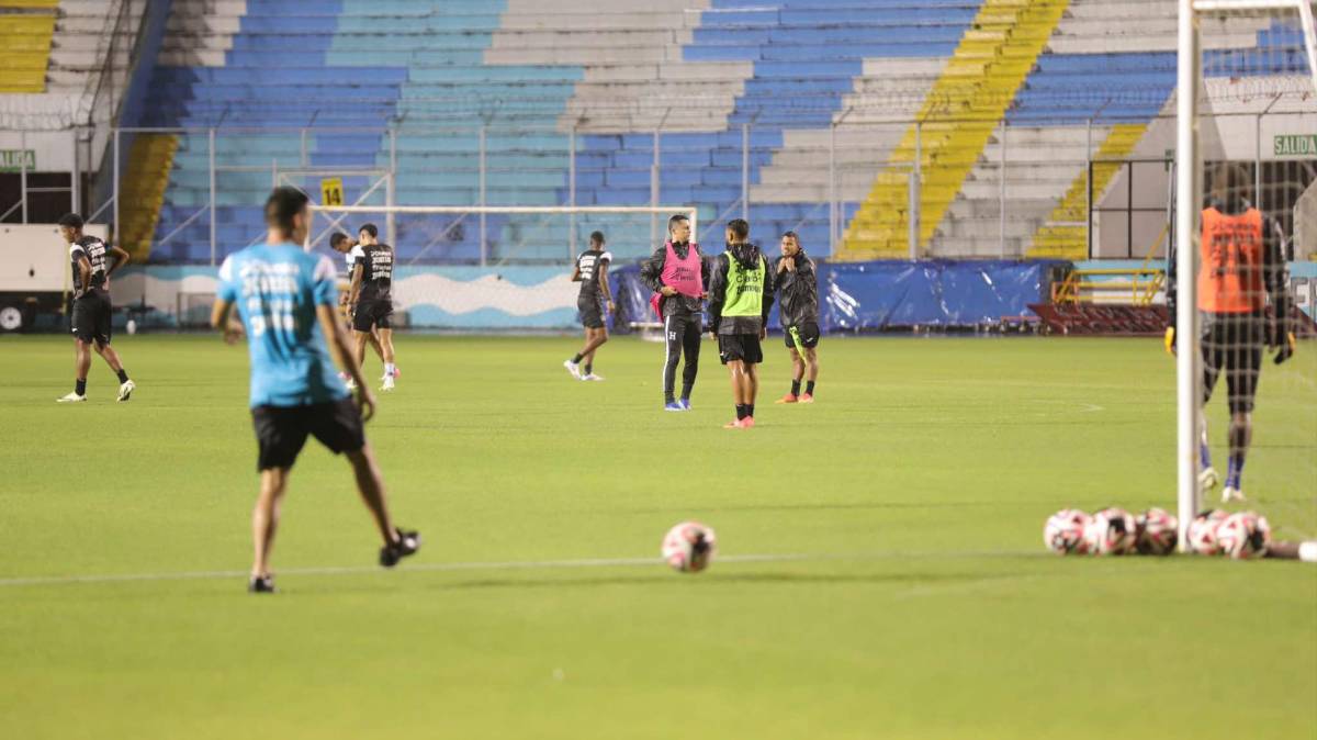 Nuevas caras y bajo una fuerte lluvia: Así fue el entrenamiento de la Selección de Honduras en el estadio Nacional