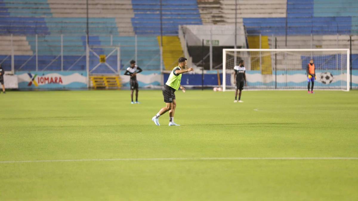 Nuevas caras y bajo una fuerte lluvia: Así fue el entrenamiento de la Selección de Honduras en el estadio Nacional
