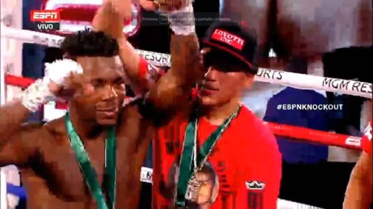 En pie hasta el final y gran gesto del rival: Las mejores fotos de la pelea entre 'Escorpión' Ruiz y Flores Jr