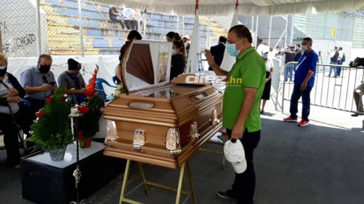 Llanto y consternación en el último adiós de Chelato Uclés en el estadio Nacional de Tegucigalpa