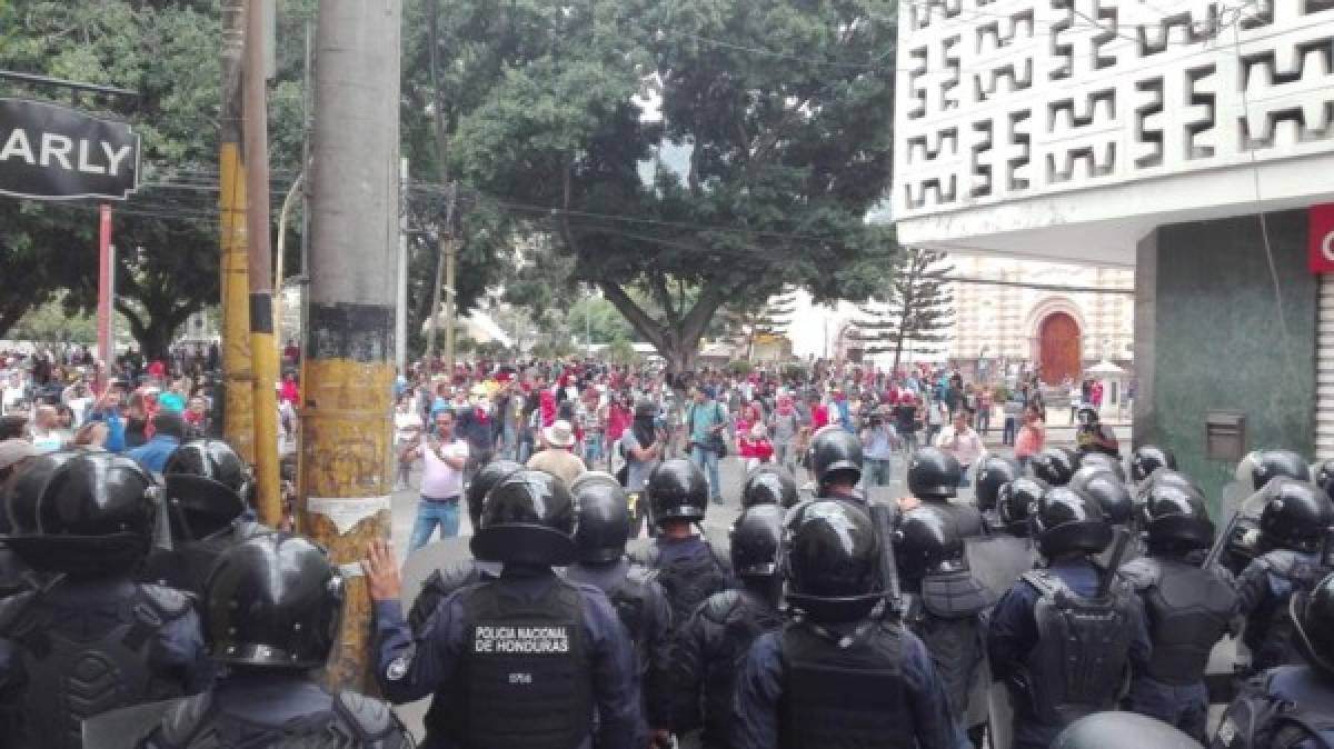 ¡Fuego y calles tomadas! Continúan las protestas en Tegucigalpa y otras ciudades del país