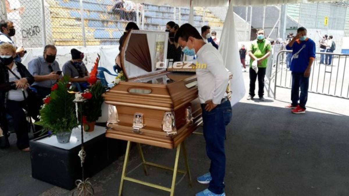 Llanto y consternación en el último adiós de Chelato Uclés en el estadio Nacional de Tegucigalpa