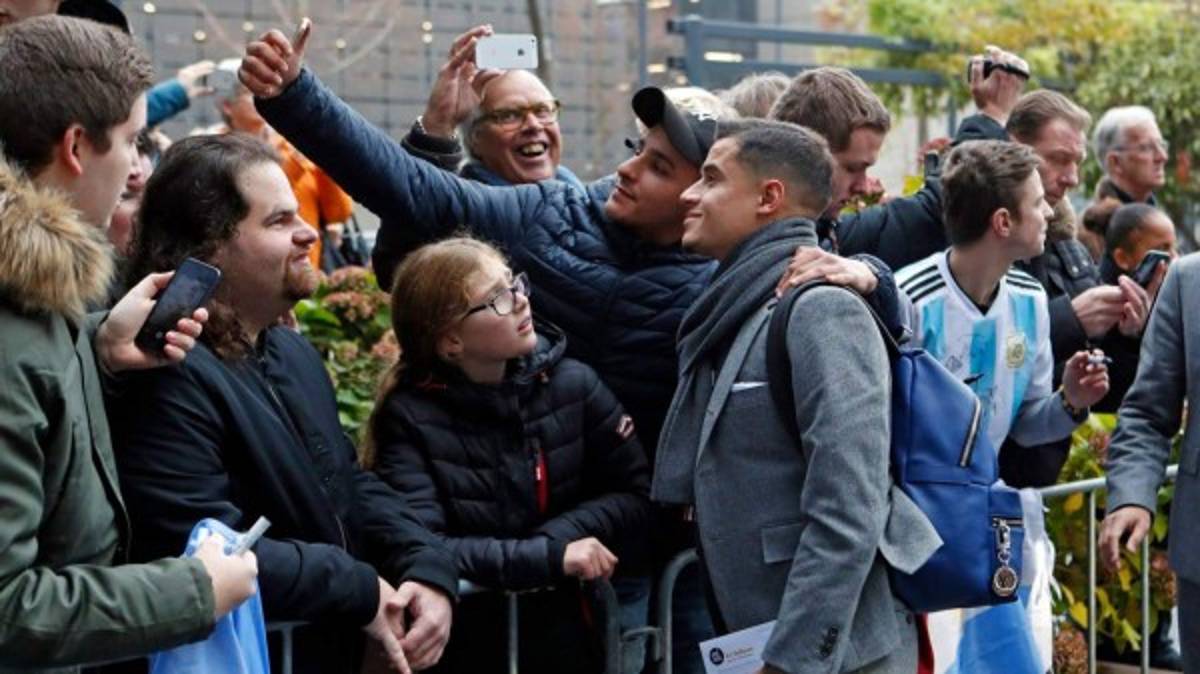 ¡Que elegancia! Así fue la llegada del Barcelona a Holanda para su partido ante PSV