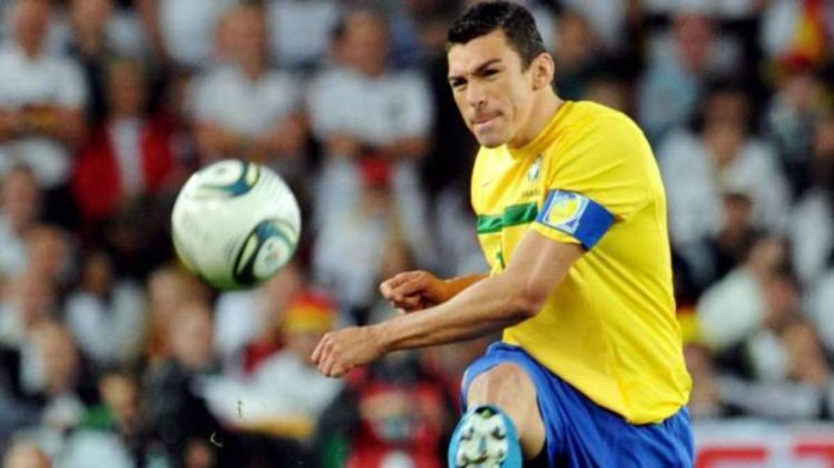 Cafú elige el 11 histórico de Brasil sin Neymar ni Ronaldinho