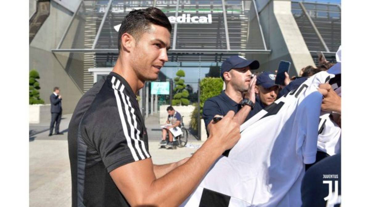 El saludo con Higuaín, la 'ola' de abrazos y el hermoso gesto, así fue la vuelta de Cristiano a la Juventus  