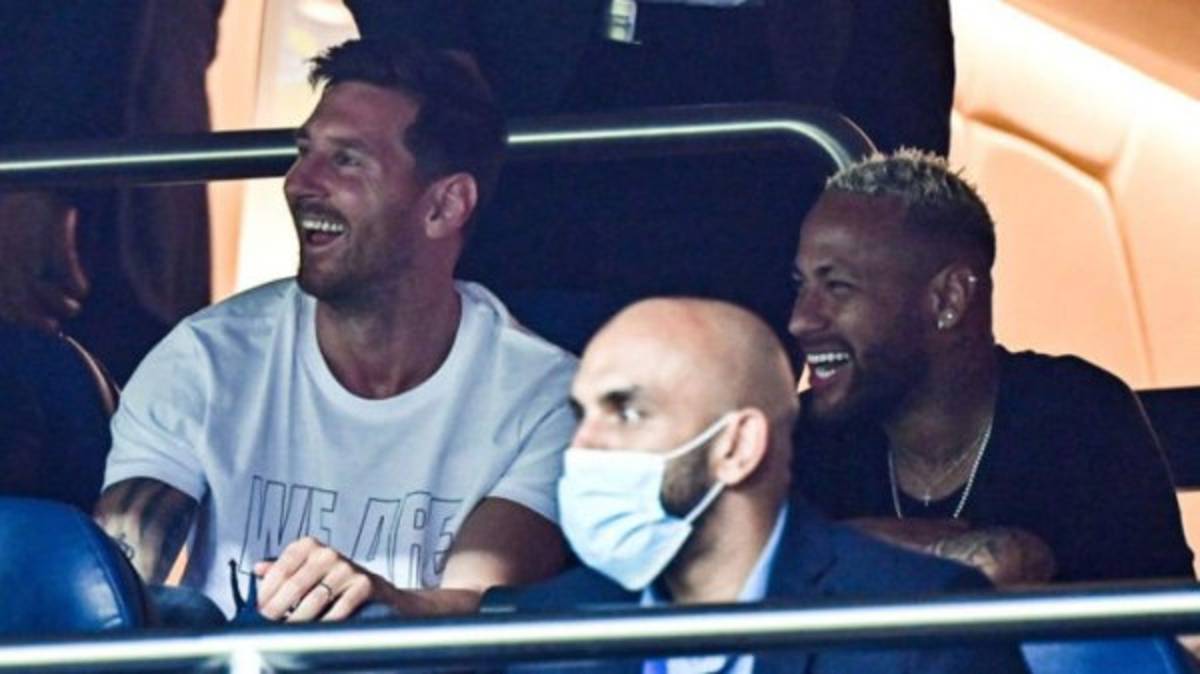 ''Engañaste a D10s'': afición del Barça ataca a Laporta en las afueras del estadio tras el adiós de Messi