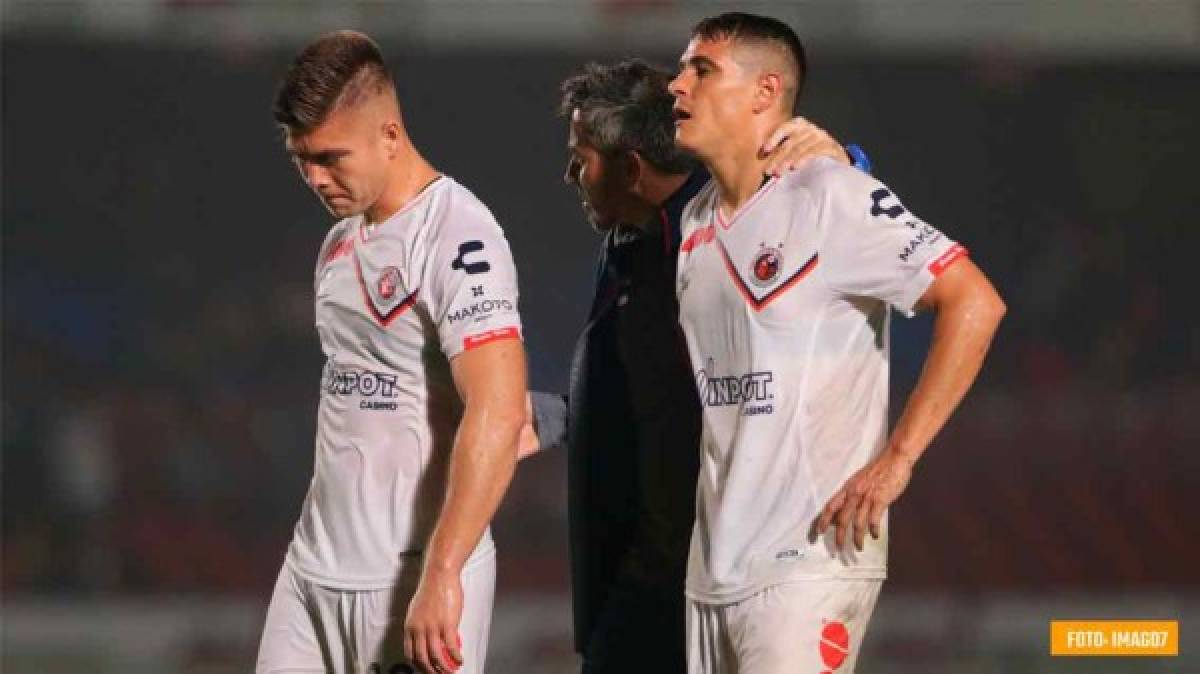 Durmiendo abajo del estadio y al borde del descenso: El calvario que vive el Veracruz de México