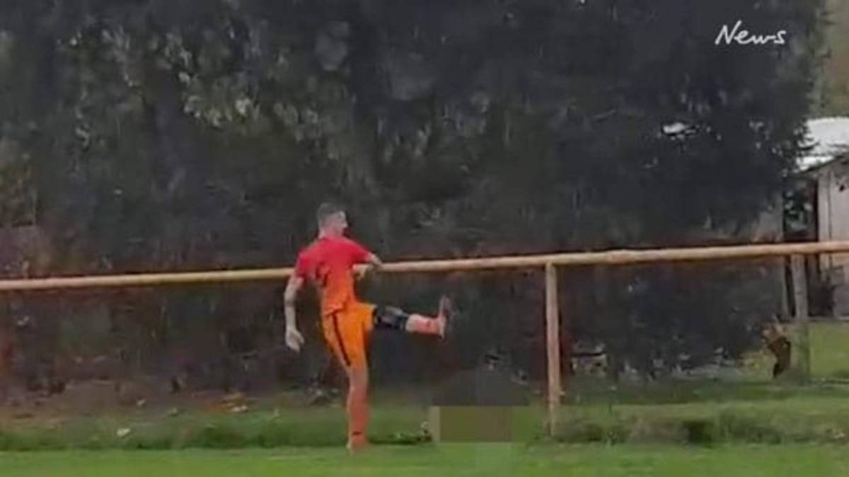 Escándalo: Futbolista croata fue expulsado por matar a una gallina en pleno partido