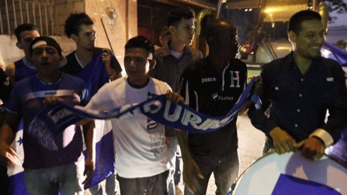 Aficionados hondureños madrugaron para viajar a El Salvador