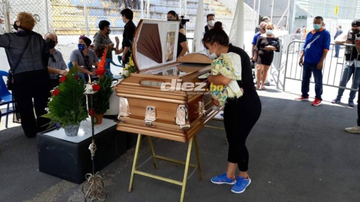 Llanto y consternación en el último adiós de Chelato Uclés en el estadio Nacional de Tegucigalpa