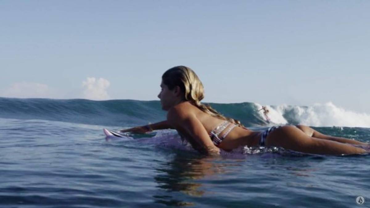 FOTOS: Maud, la bella chica que surfea en tacones