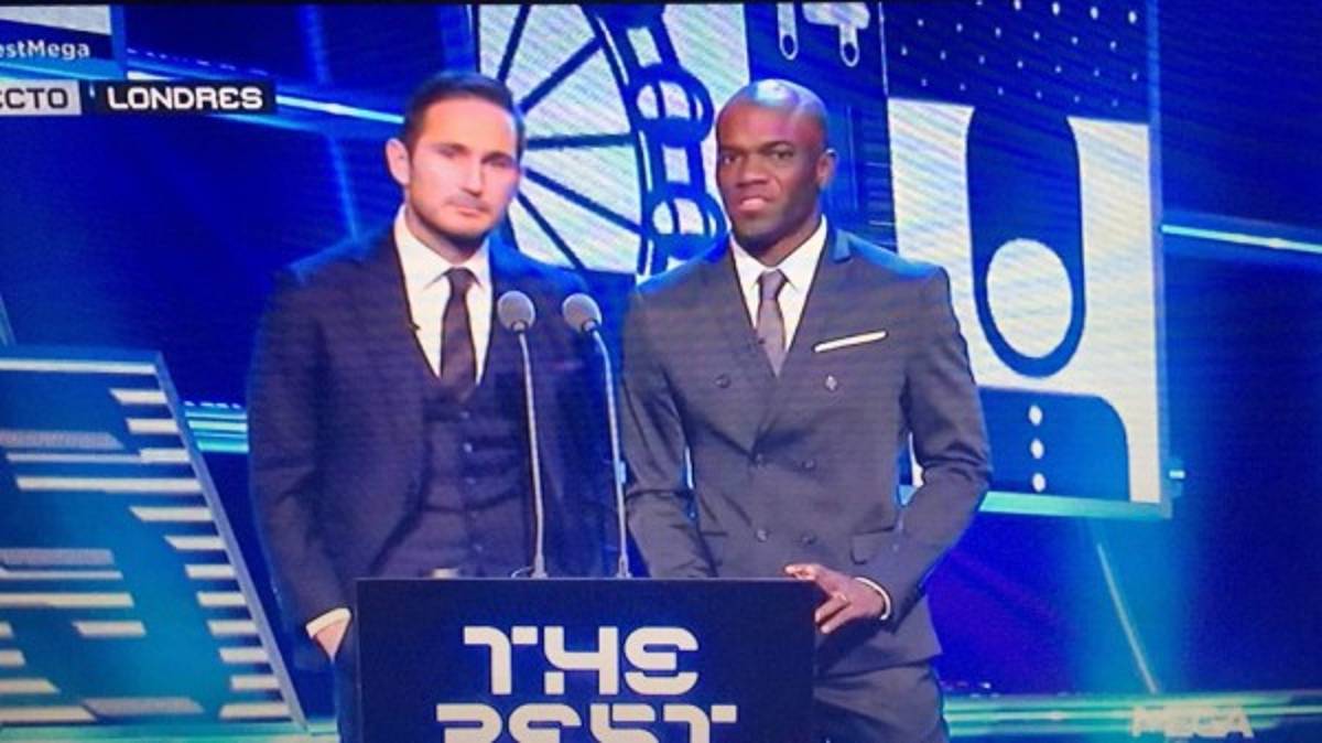 ¡Y NO ES CREÍDO! David Suazo entregó premio de FIFA a Messi y a Cristiano Ronaldo