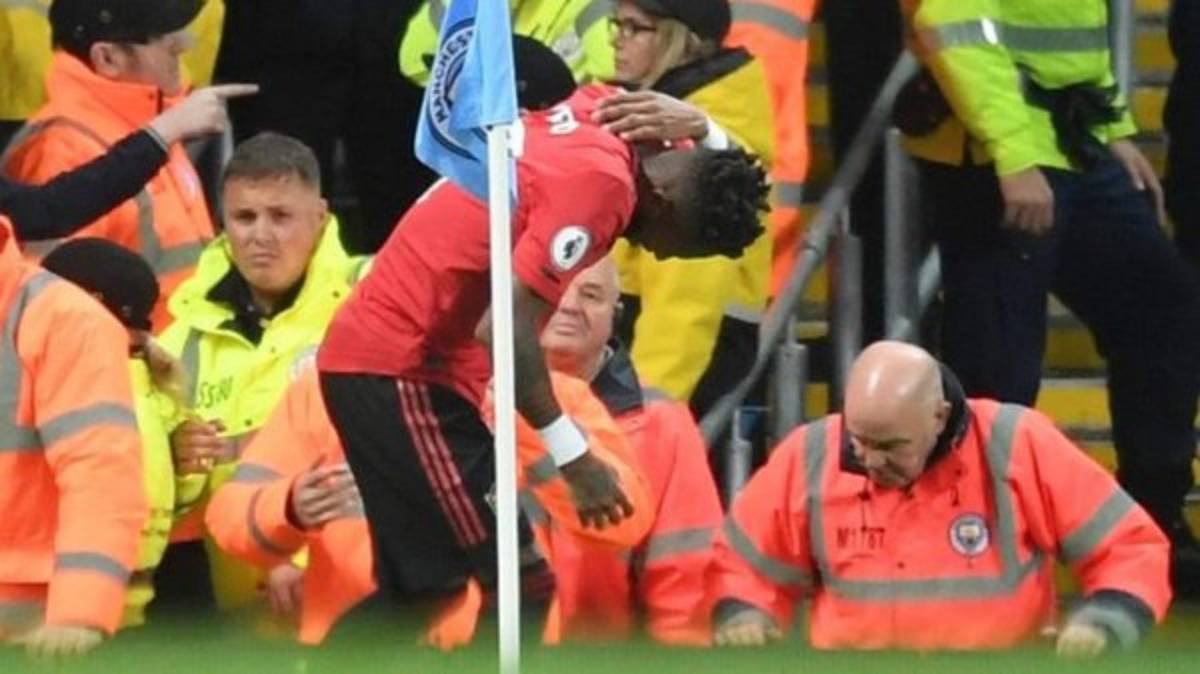 Escándalo: Identifican y arrestan a aficionado del Manchester City por gestos racistas  