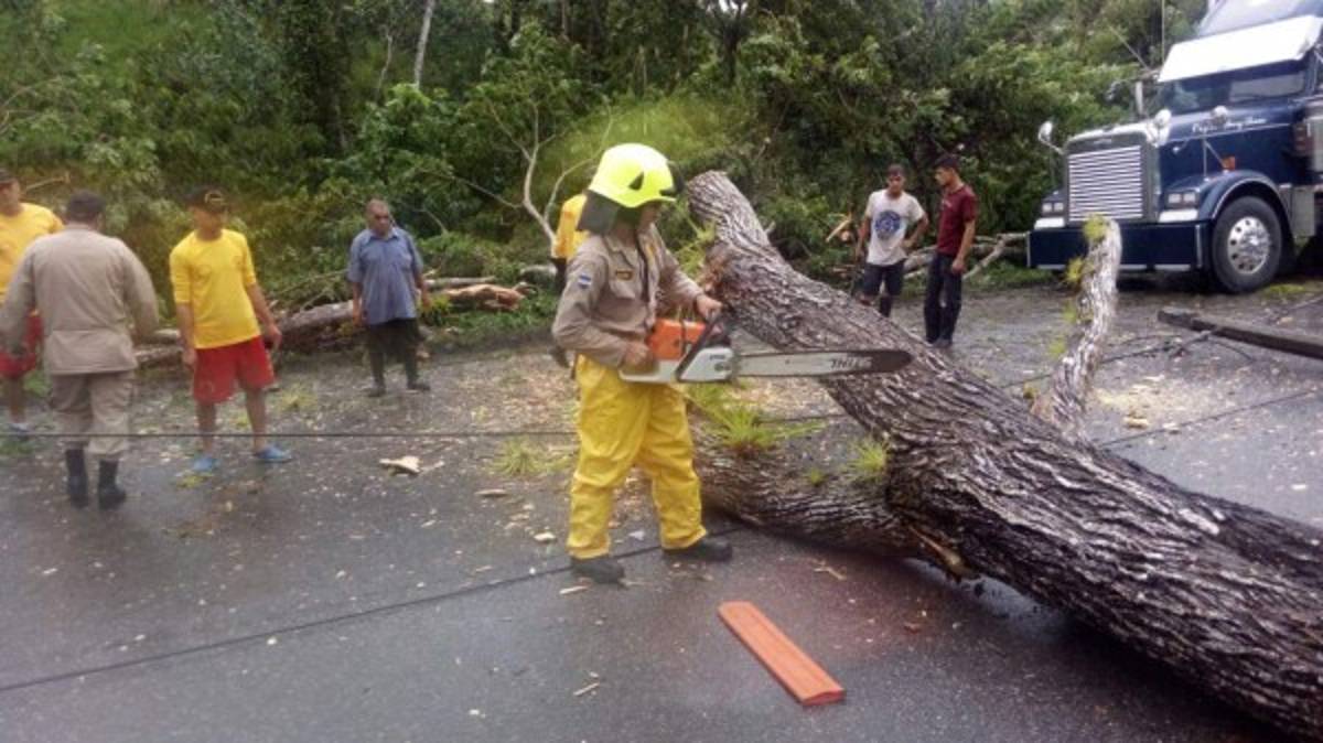 El impactante rescate de un niño sobre las bravas aguas de un río en Omoa
