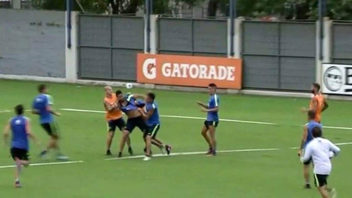 ¡INCREÍBLE! Los agarrones que se han dado los jugadores con sus propios compañeros
