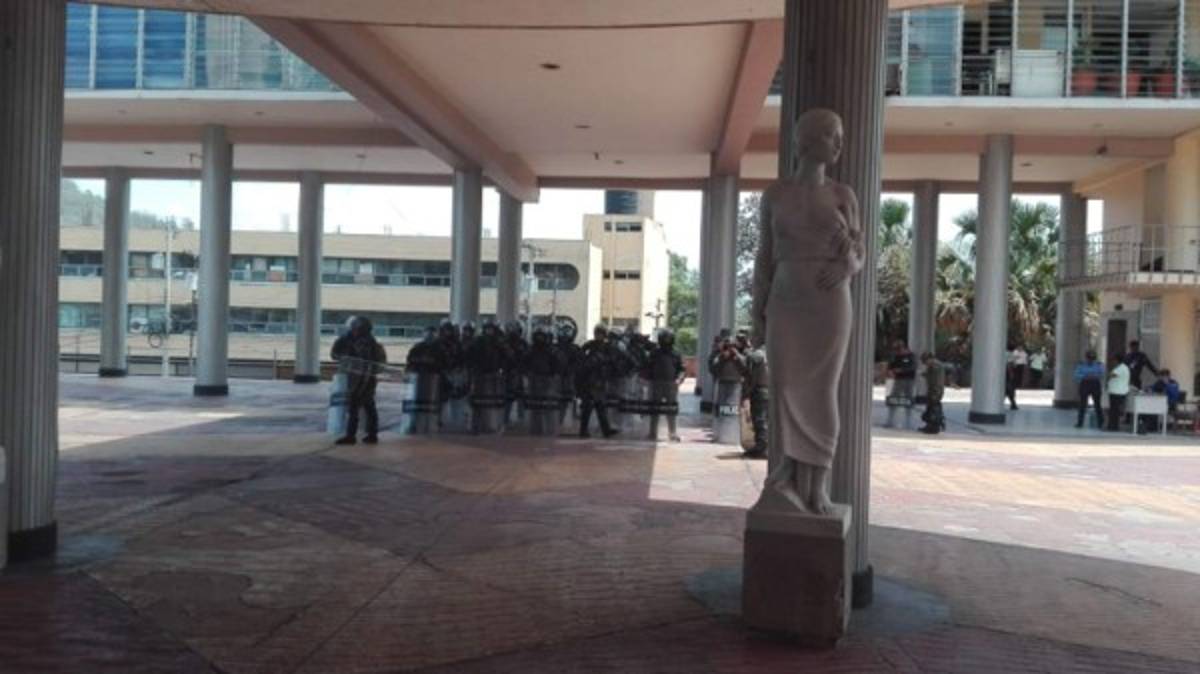 ¡Fuego y calles tomadas! Continúan las protestas en Tegucigalpa y otras ciudades del país