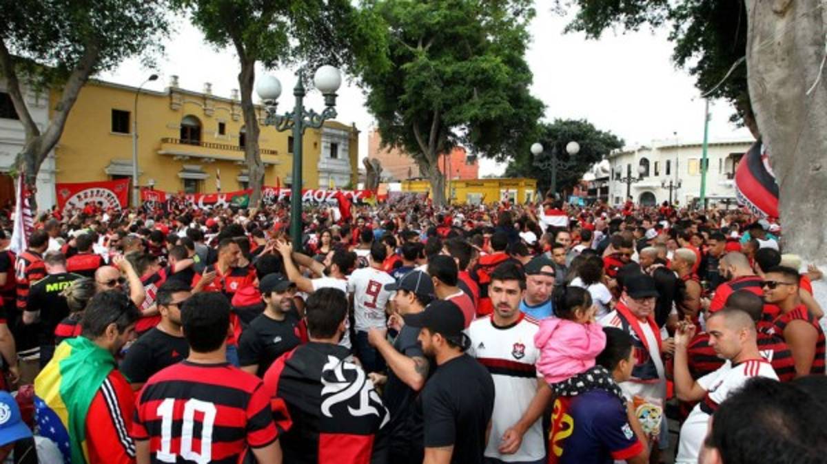 Fiestón en Lima: Los aficionados de River Plate y Flamengo 'inundan' Perú en la final de la Copa Libertadores     