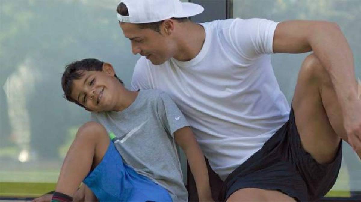 Cristiano Ronaldo y su hijo Cristiano Jr. disfrutan de los logros del luso en el fútbol.